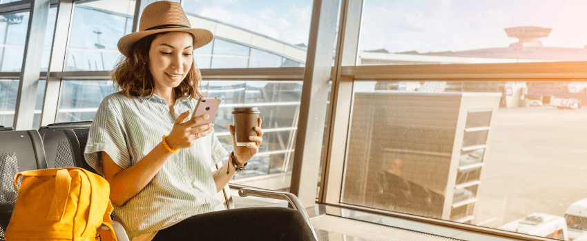 Femme assise dans la salle d'attente à l'aéroport