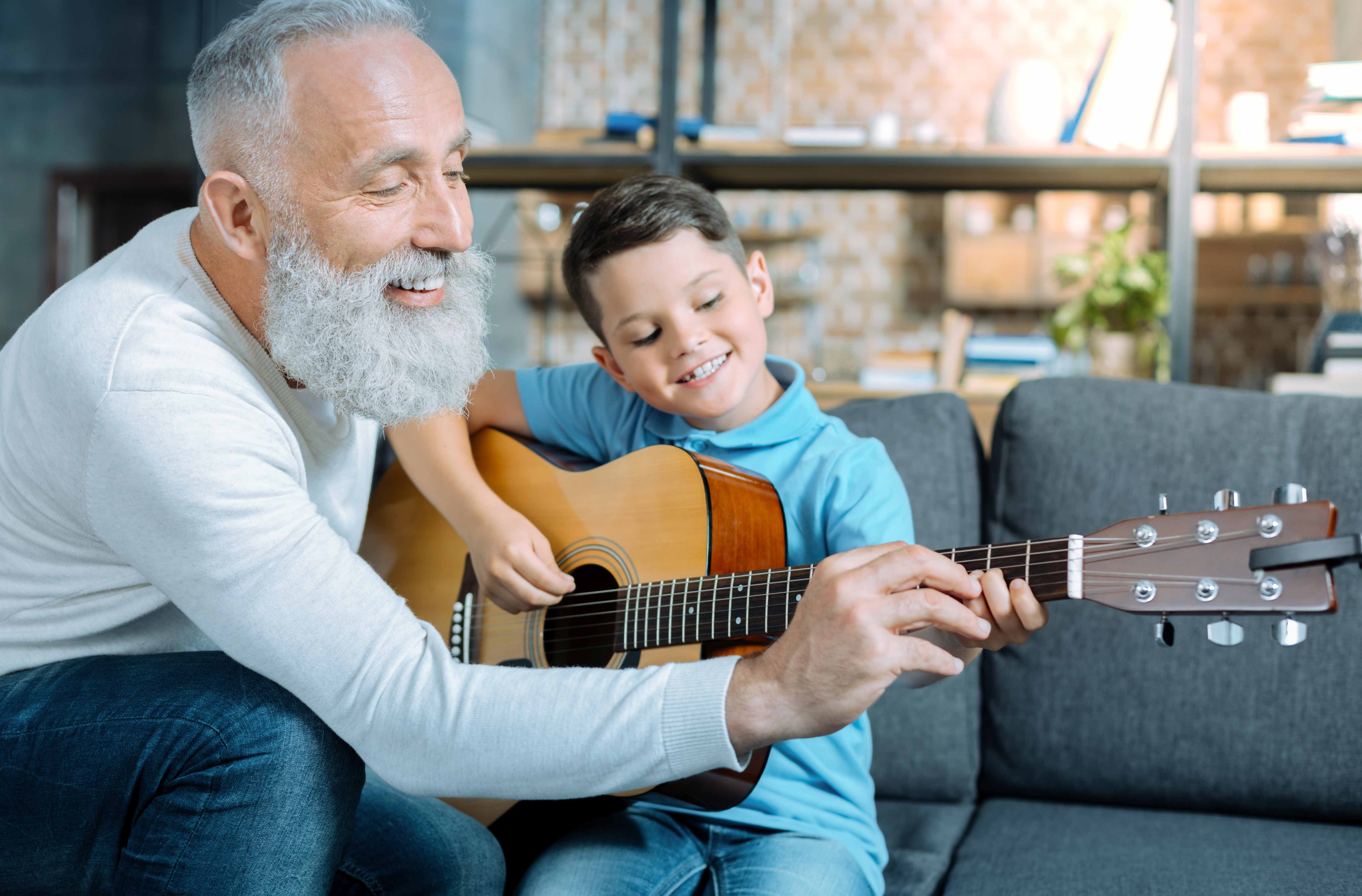 Grand parent et enfant joyeux