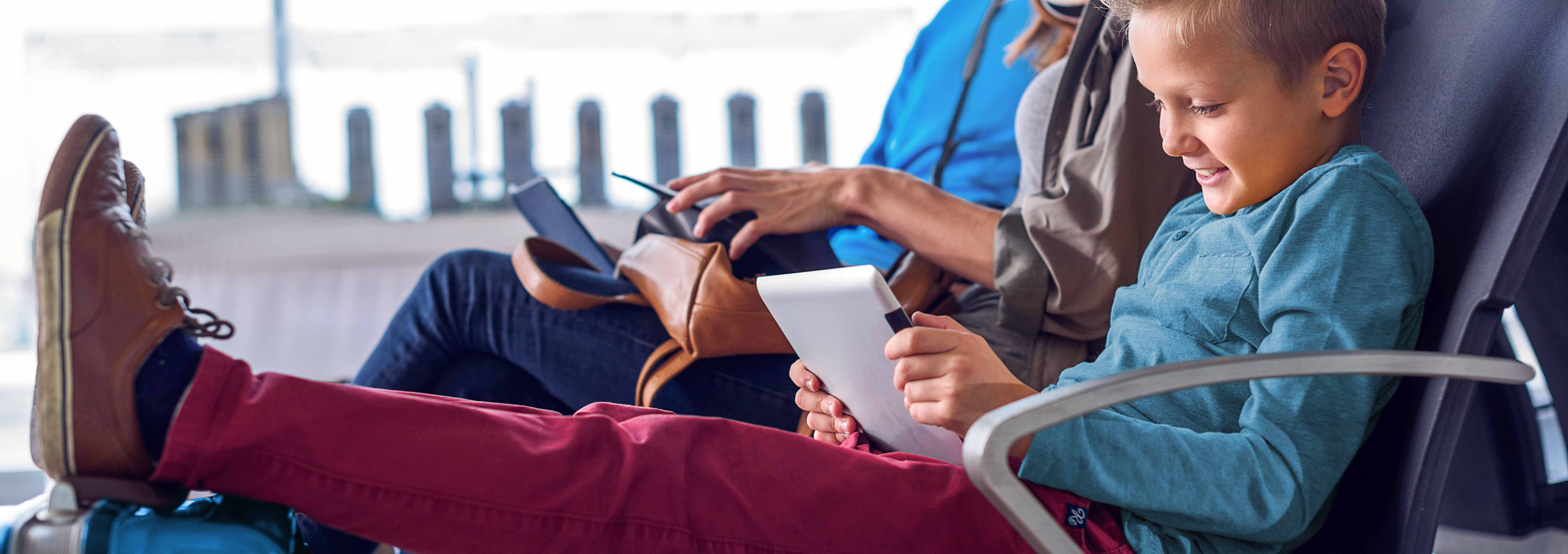 Une famille heureuse assise à l'aéroport 