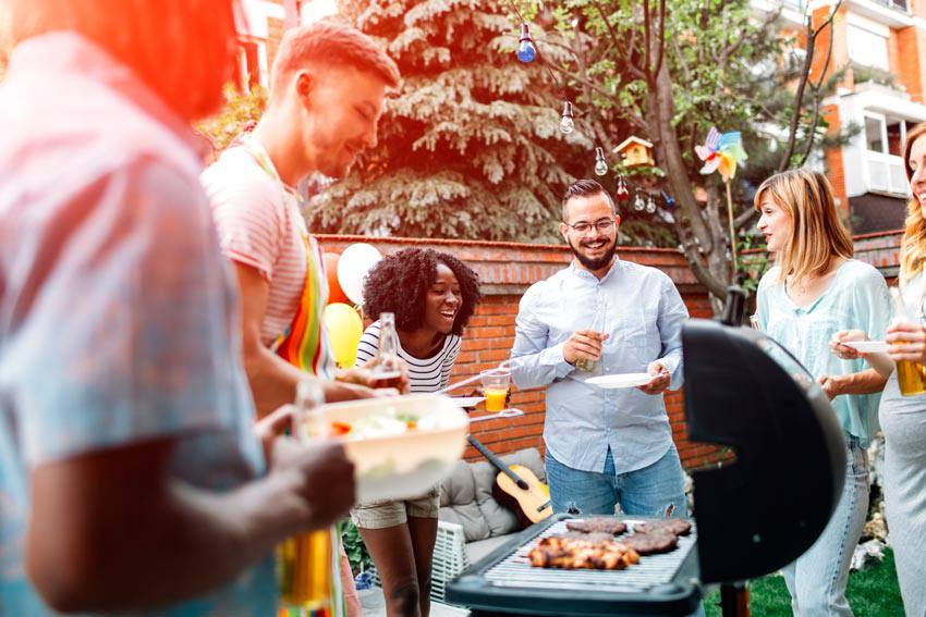 Plusieurs personnes fêtent ensemble