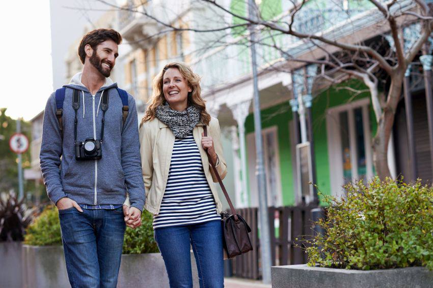 Couple joyeux en voyage à la marche