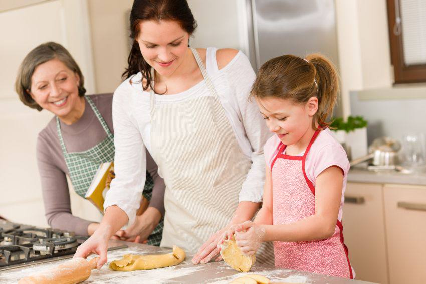 Famille joyeuse qui cuisine 