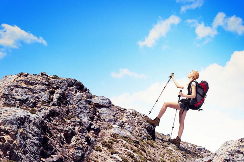 Une madame en randonnée dans les montagnes