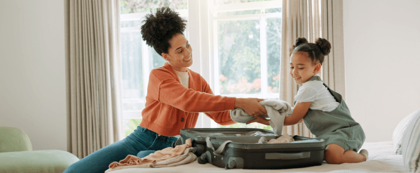 Mère prépare valise de voyage avec sa fille