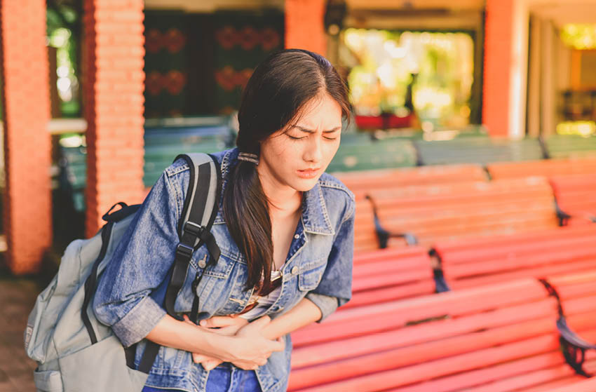 Une femme a mal au ventre 