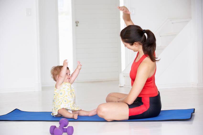 Un enfant et sa mère sont contents