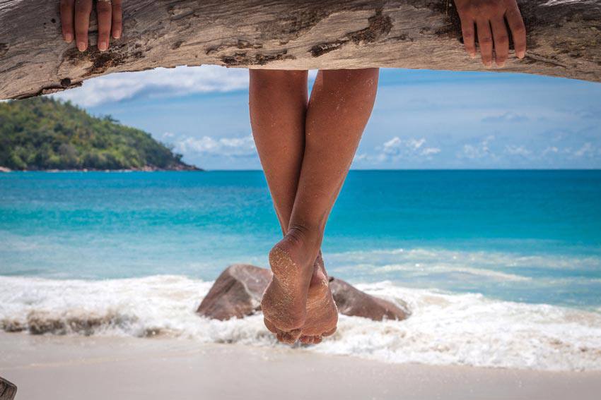 Relaxer assis sur la plage