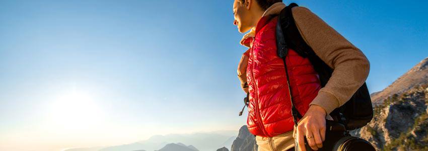 Une femme voyage toute seule en randonnée