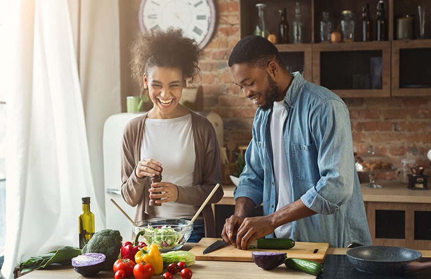 Un couple cuisine ensemble