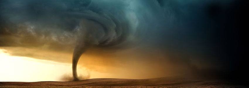 Grosse tornade dans un désert