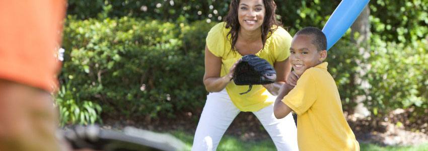 Un enfant et sa mère jouent au baseball