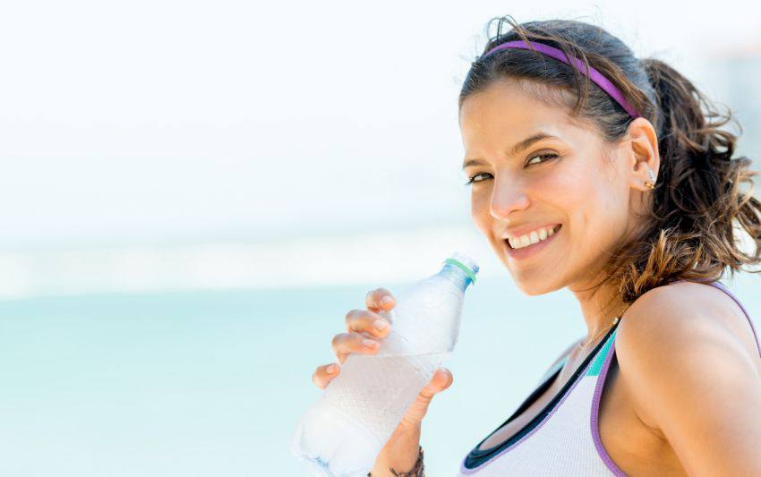 Madame joyeuse bien hydratée