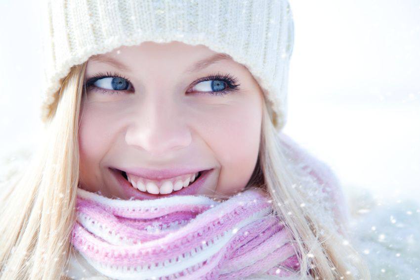 Une madame joyeuse pendant l'hiver