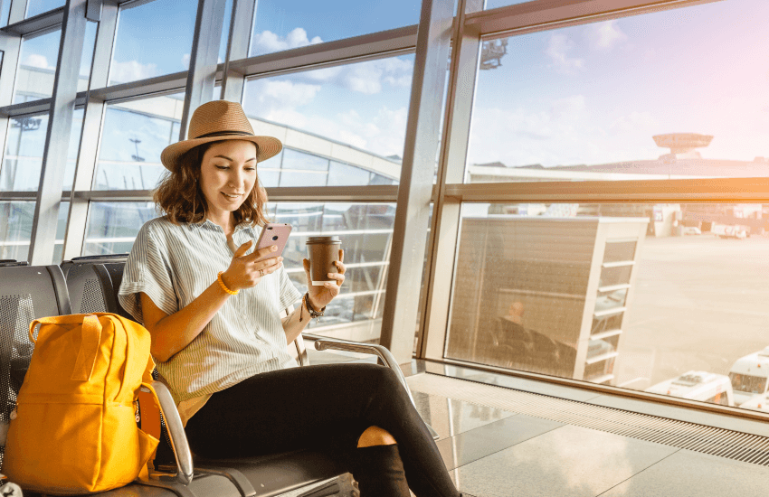 Femme assise dans la salle d'attente à l'aéroport