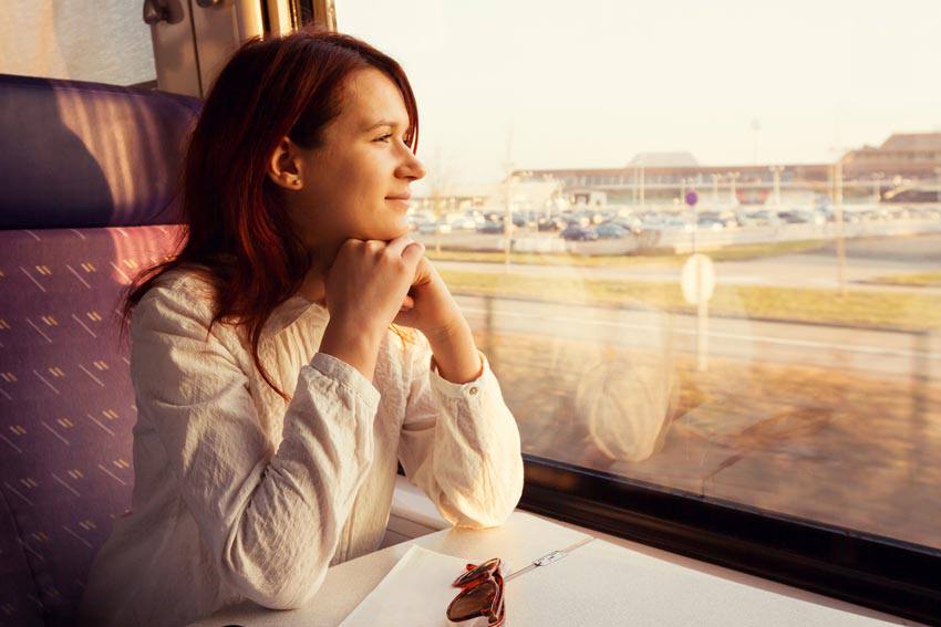 Madame joyeuse en voyage sur le train