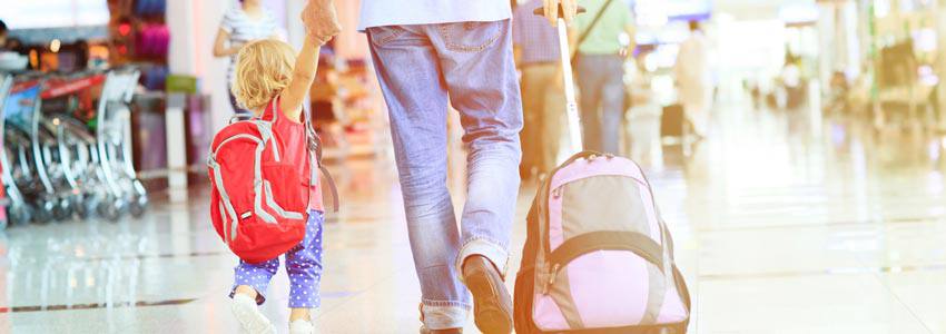 Un enfant voyage avec son parent