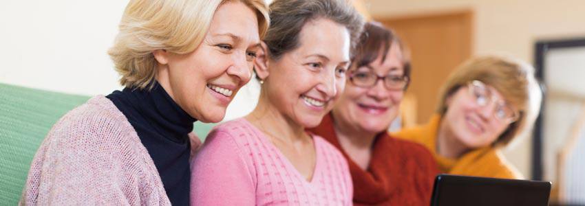 Madames âgées devant un ordinateur