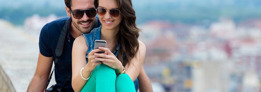 Un couple en voyage sur le téléphone