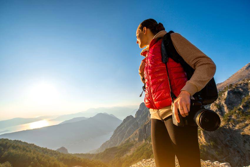 Une femme voyage toute seule en randonnée