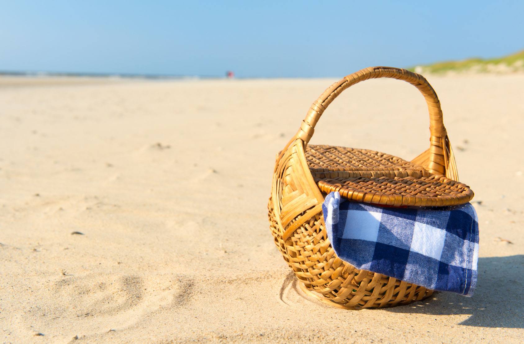 Un panier de pique nique sur la plage