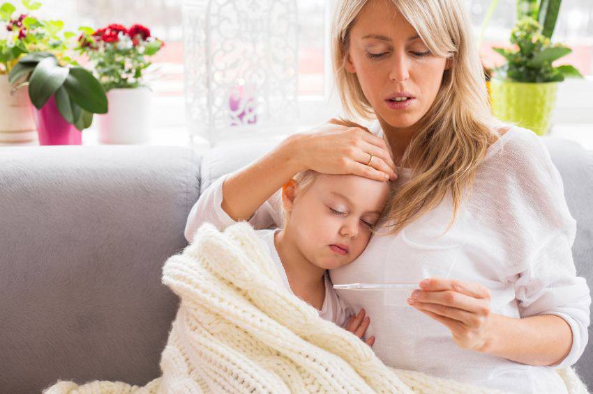 Mère et sa fille malade avec une grippe