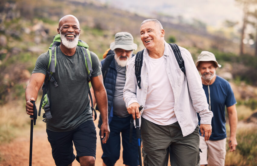 Un groupe d'hommes senior en randonnée en montagne