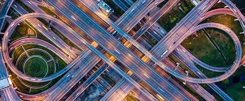 Vue de haut d'une boucle d'autoroutes 