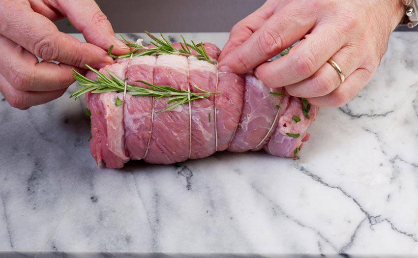 Viande enlacée avec des feuilles de romarin