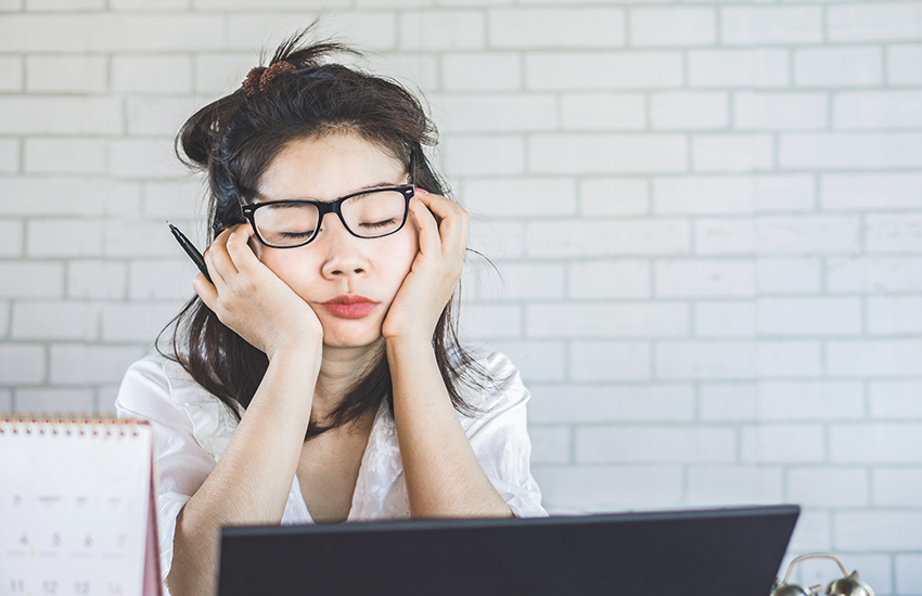 Madame qui dort pendant qu'elle travaille