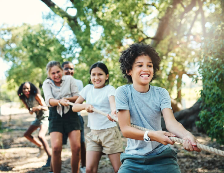 enfants jouant tire à la corde