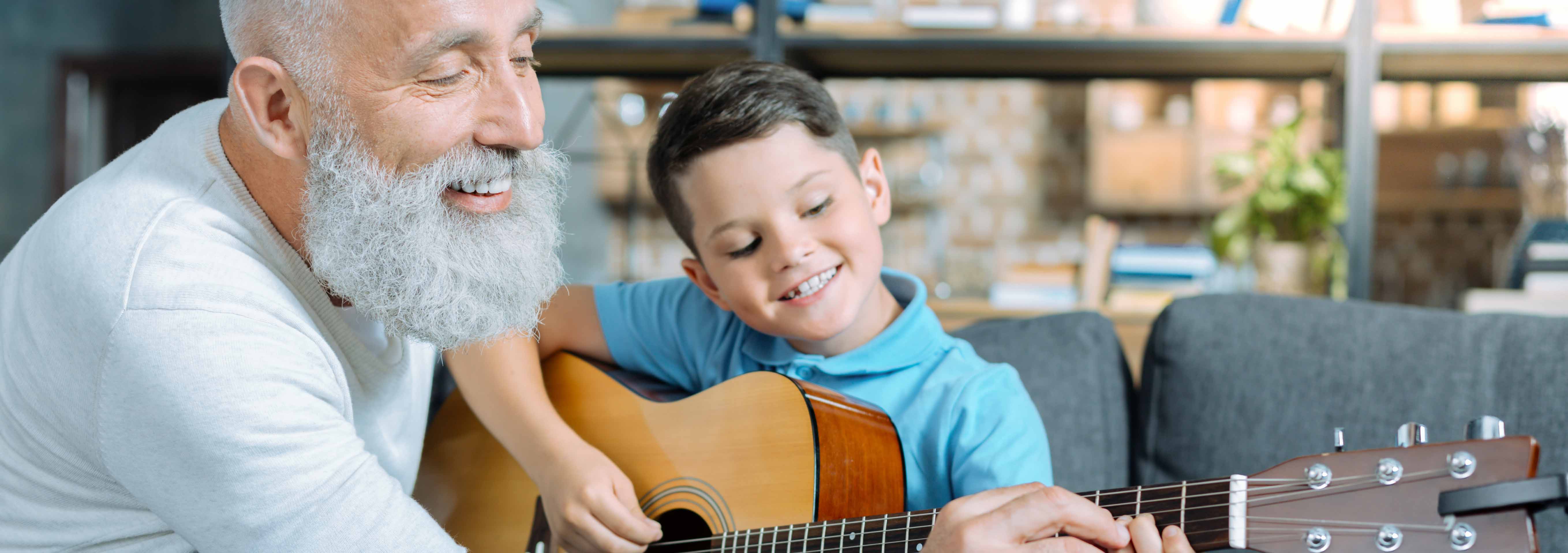 Grand parent et enfant joyeux