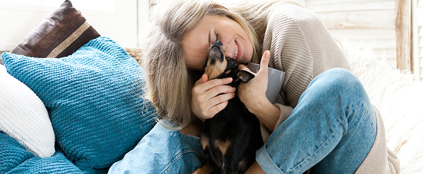 Jeune madame donne un câlin à son chien