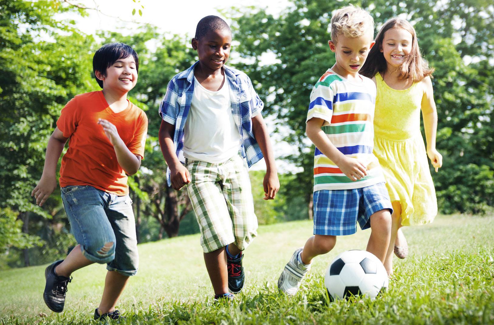 Un groupe d'enfants s'amuse dehors