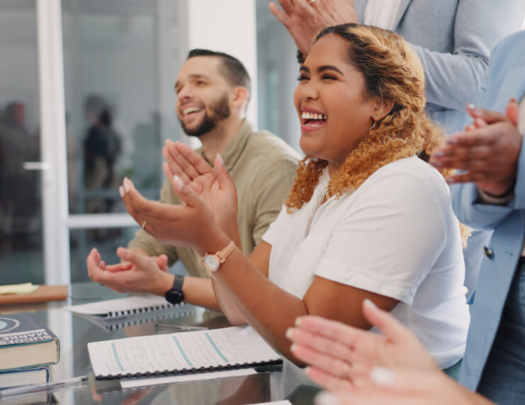 des collègues qui applaudissent