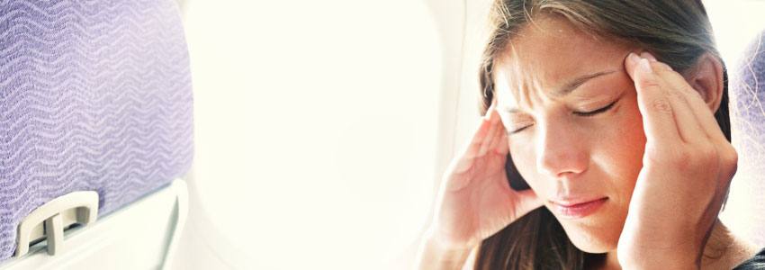 Madame a un mal de tête pendant un vol en avion