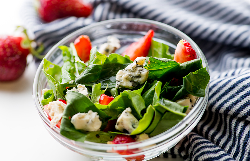 Une salade santé dans un bol