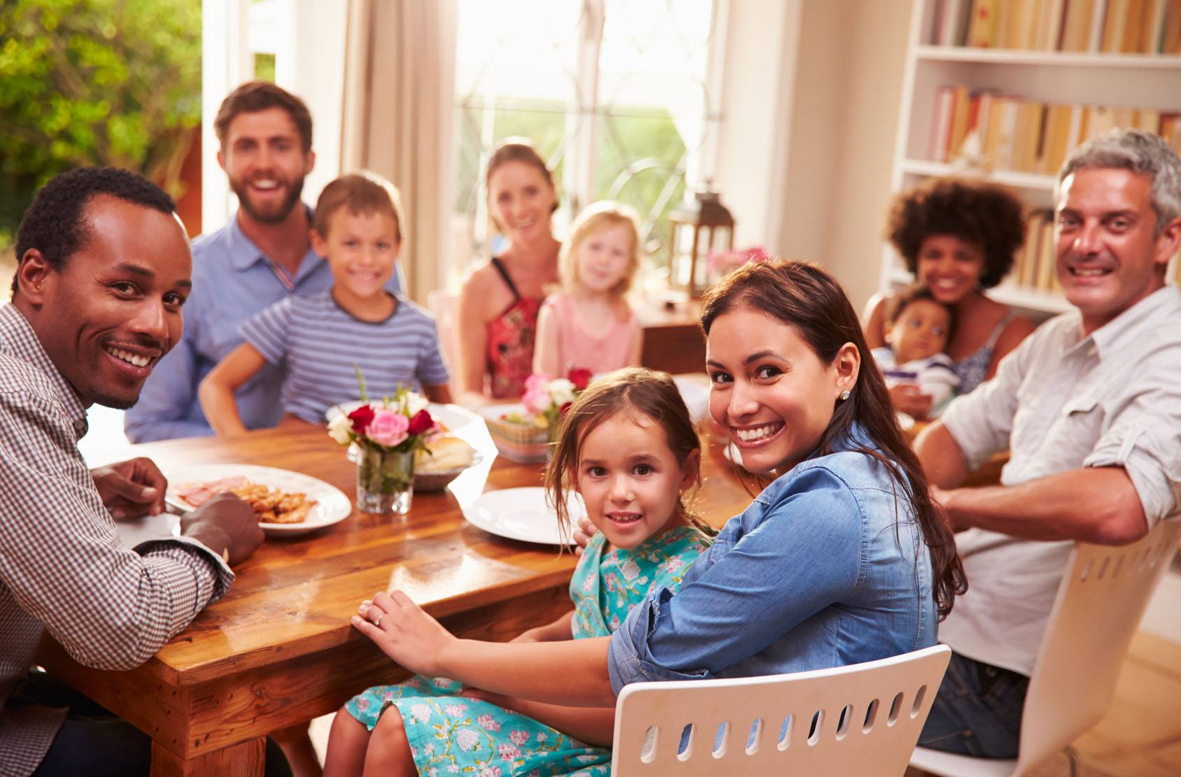 Gros souper de famille de plusieurs personnes