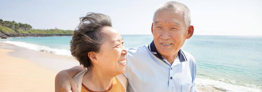 Un vieux couple sur le bord d'une plage