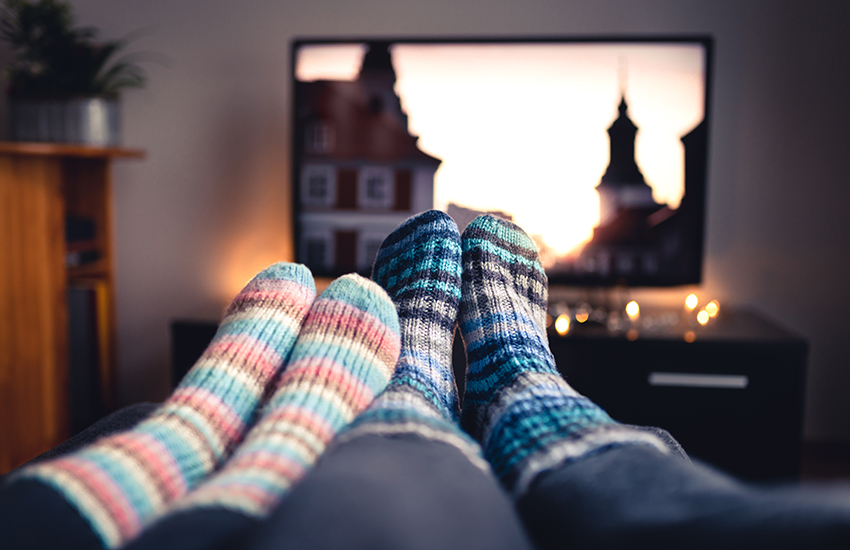 Deux pieds devant une télévision