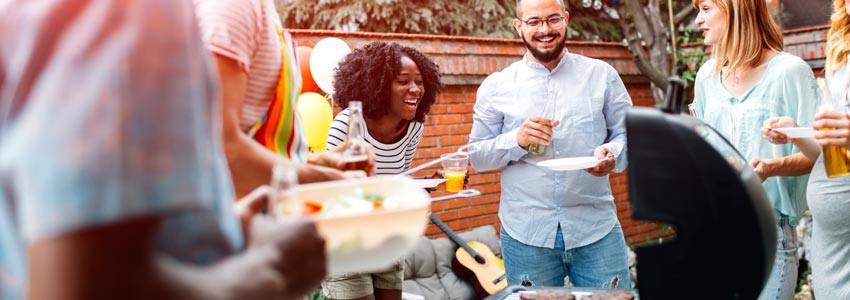 Plusieurs personnes fêtent ensemble