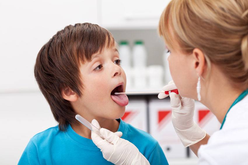 Petit enfant au médecin