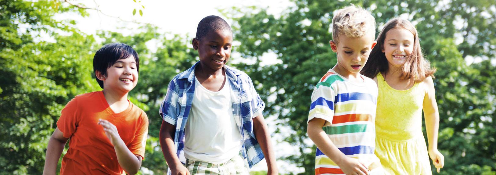 Un groupe d'enfants s'amuse dehors