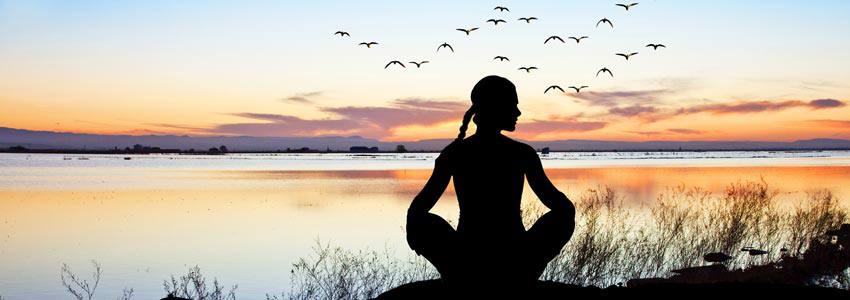 Méditation sur le bord de l'eau