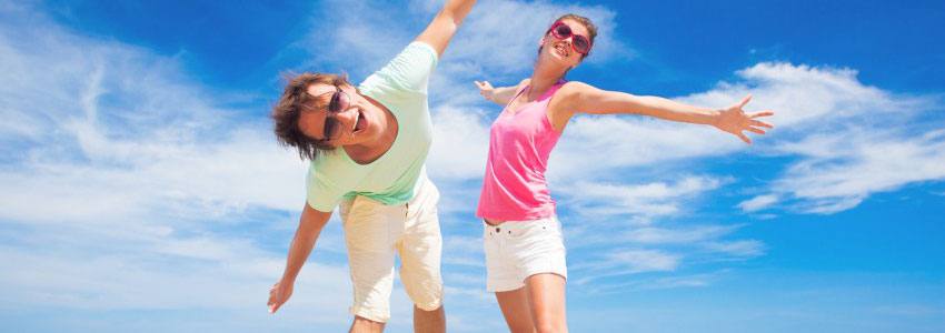 Deux personnes heureuses sur le bord d'une plage 