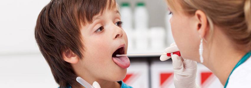 Petit enfant au médecin