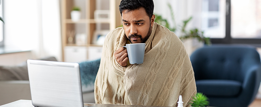 Un homme malade devant son ordinateur