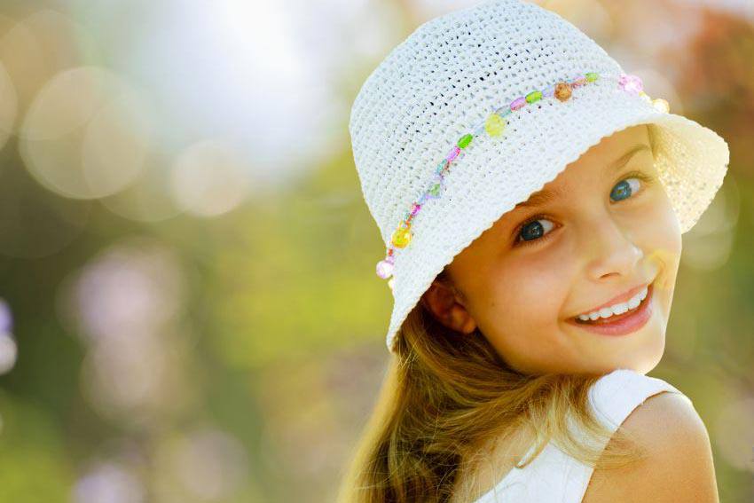 Jeune fille avec un chapeau