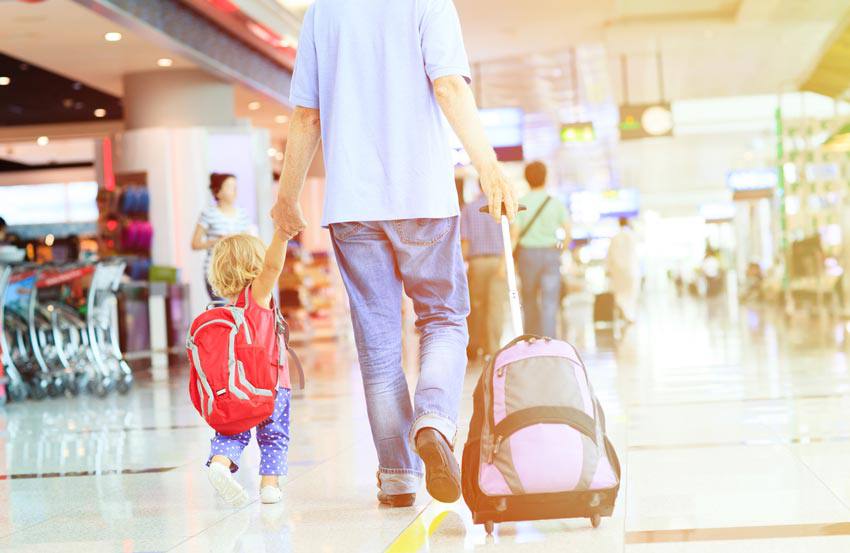 Un enfant voyage avec son parent