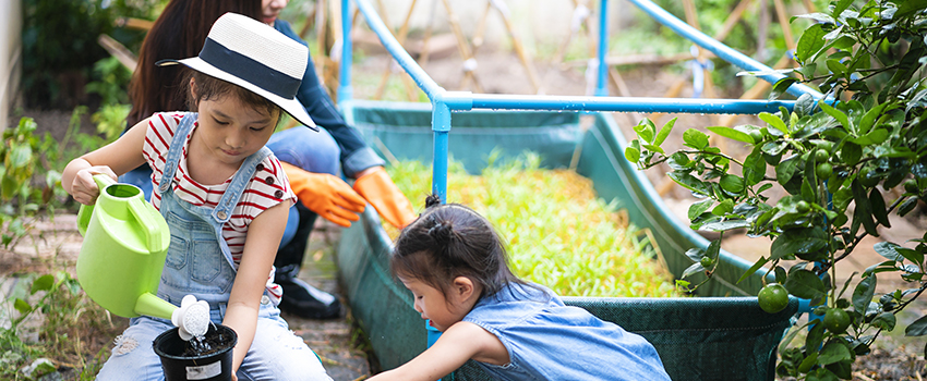 Des enfants jouent dans leur jardin