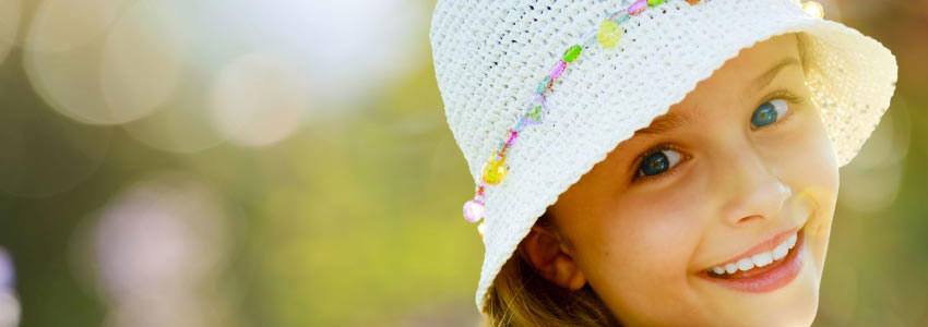 Jeune fille avec un chapeau